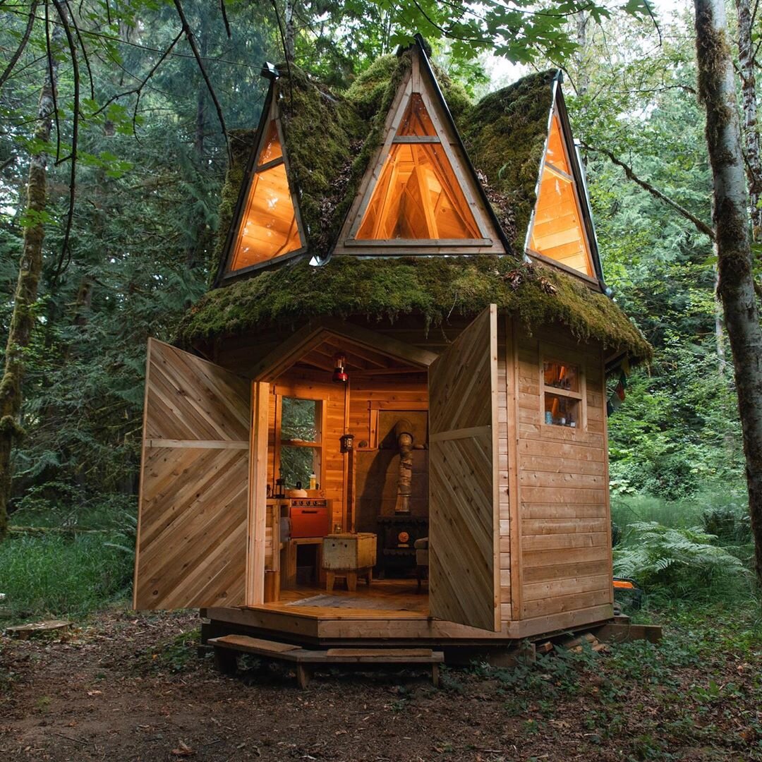 Звезда Плейбоя Сара Уандервуд и ее друг Якоб Витслинг стоят уединенные хижины на Северо-Западе США. Причем, место держат в секрете. Хижины полностью автономные, походи на сказочные благодаря своей архитектуре и обилию мха, которого очень много в этом влажном лесу на побережье. Фото из инстаграм.  