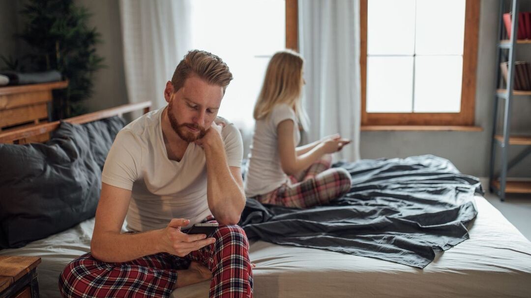 Нравится вам это или нет, через некоторое время подавляющее большинство пар теряют интерес к занятиям любовью. Интимность угасает, страсть угасает, а горячие объятия отчаянно спадают. Некоторые вещи не меняются и являются естественными, но мы можем помешать другим. Каковы наиболее распространенные причины, по которым мы не любим друг друга, и что с ними можно сделать?