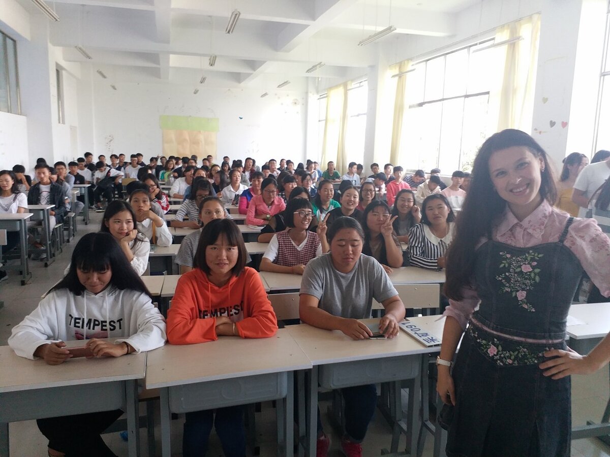На уроке 220 студентов 