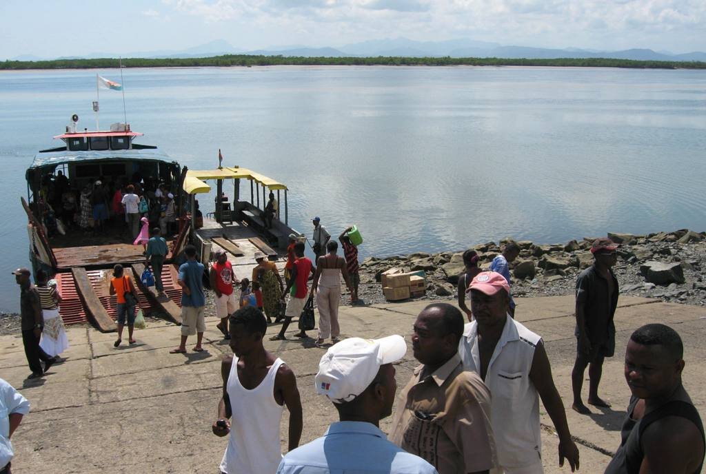 2. Вот это корытце с желтой крышей справа - мой паром.

