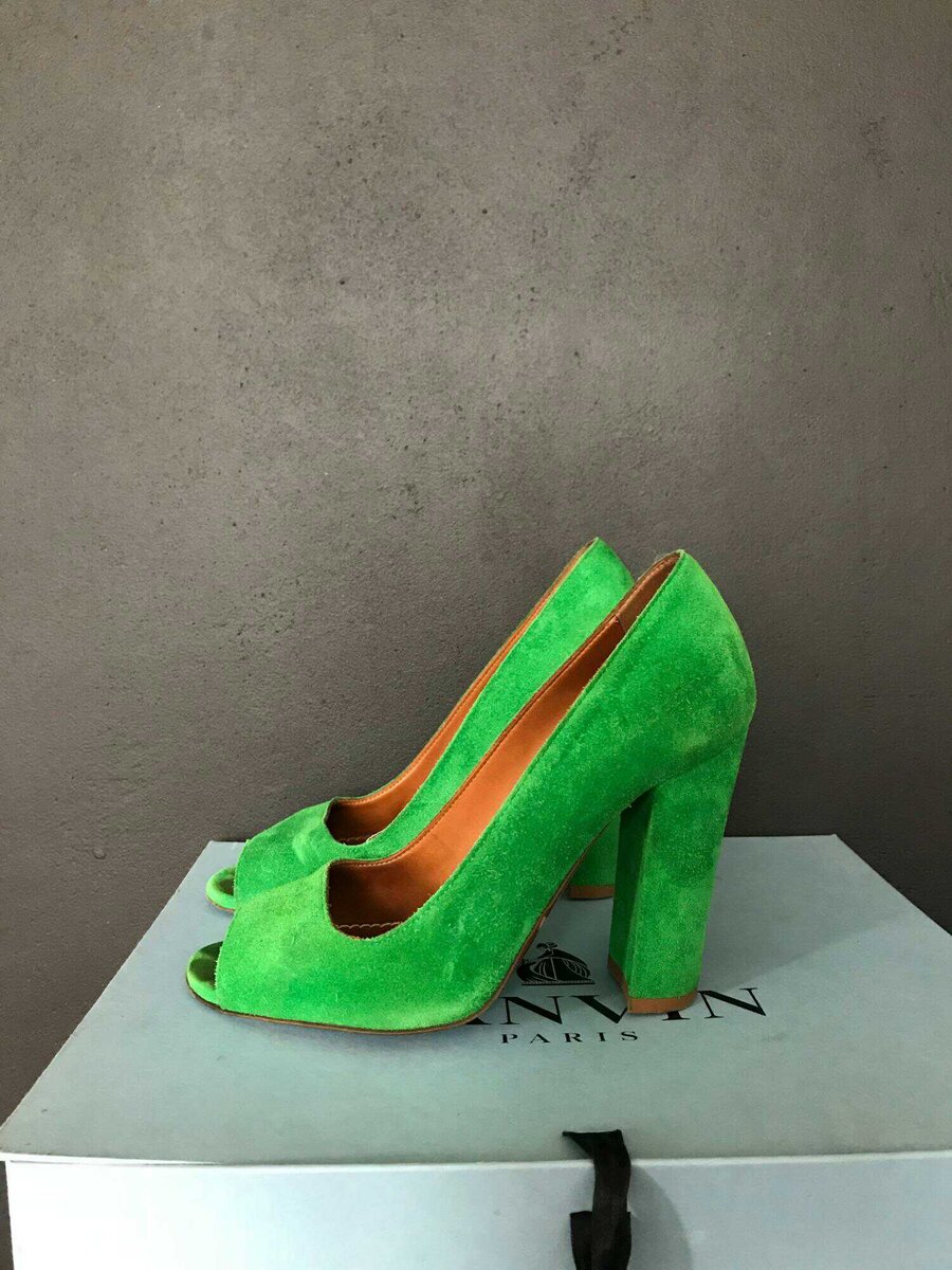 Издревле знахарки и колдуньи предпочитали зелёные цвета символизирующие мать природу.