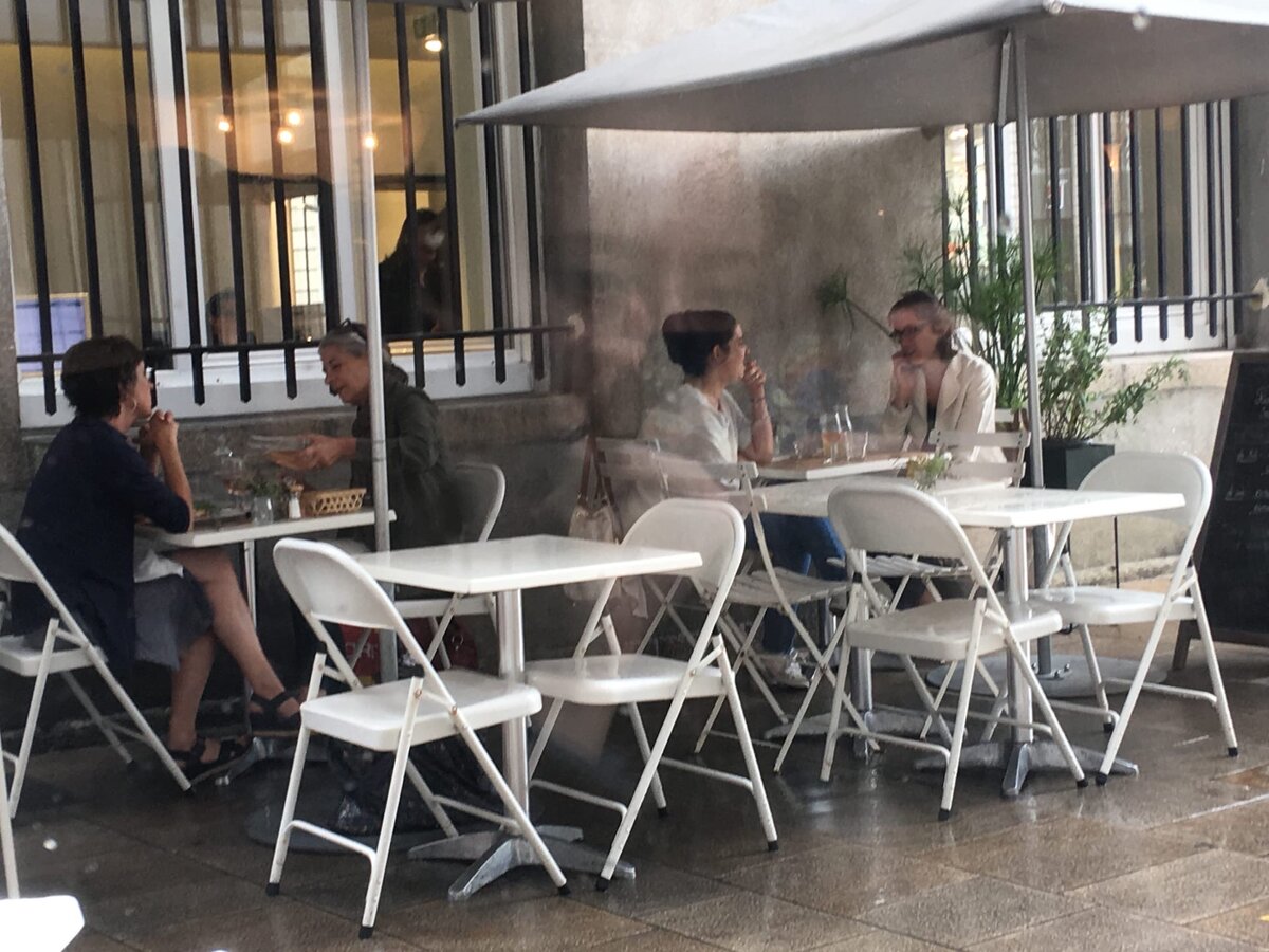 На улице дождь, но это не помешает французам встретиться в кафе