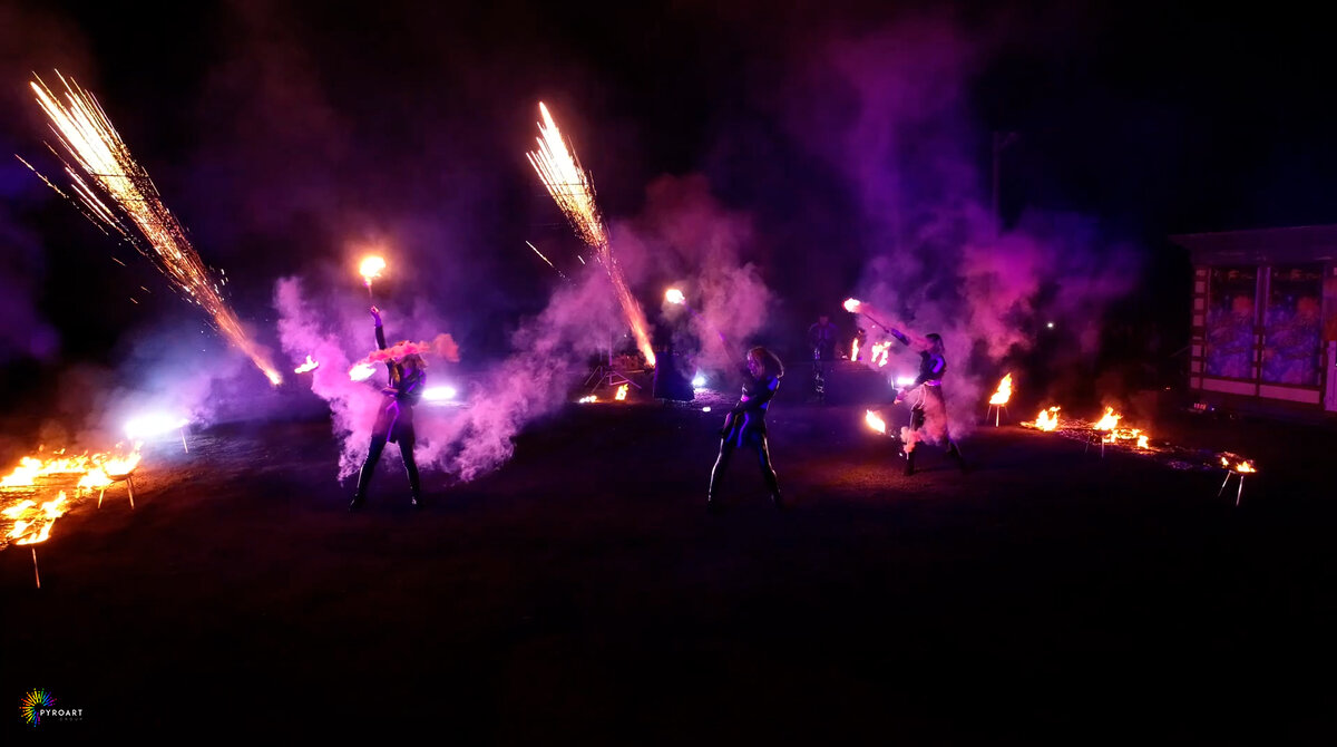 Прекрасные фаер-девушки