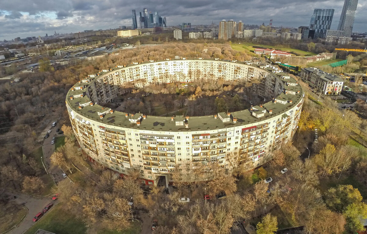 Один из круглых домов в Москве. Фото с Яндекс Картинок.