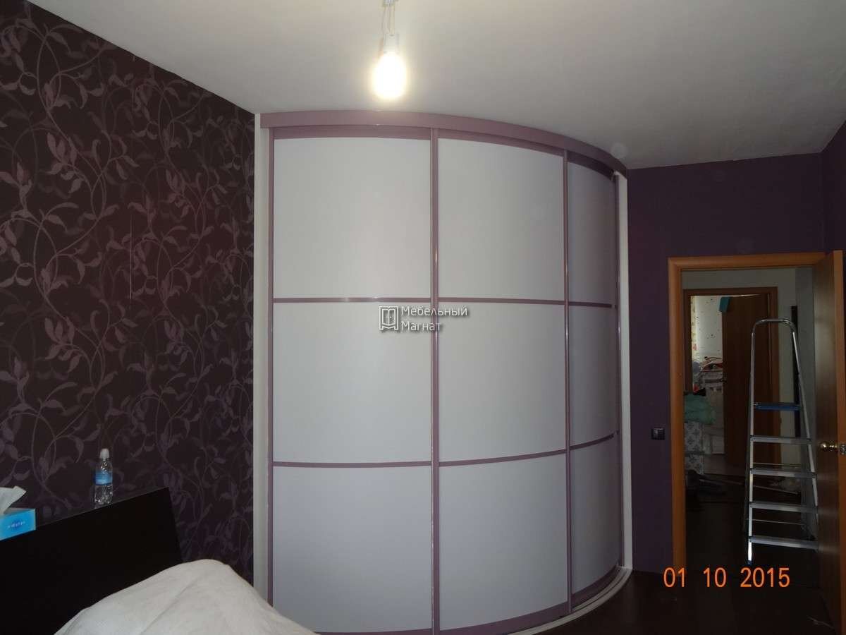 Радиусный шкаф-купе в спальню готов. Как всегда мастера справились с задачей все сто. Посмотрите какой ровный радиус без перепадов, это все благодаря специальному оборудованию.