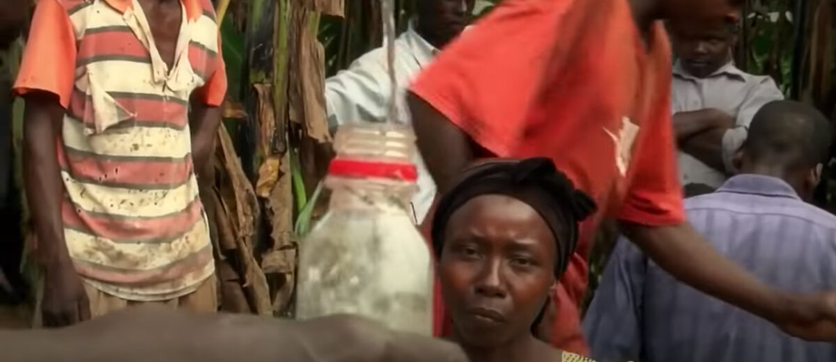 Женщине наливают самогон