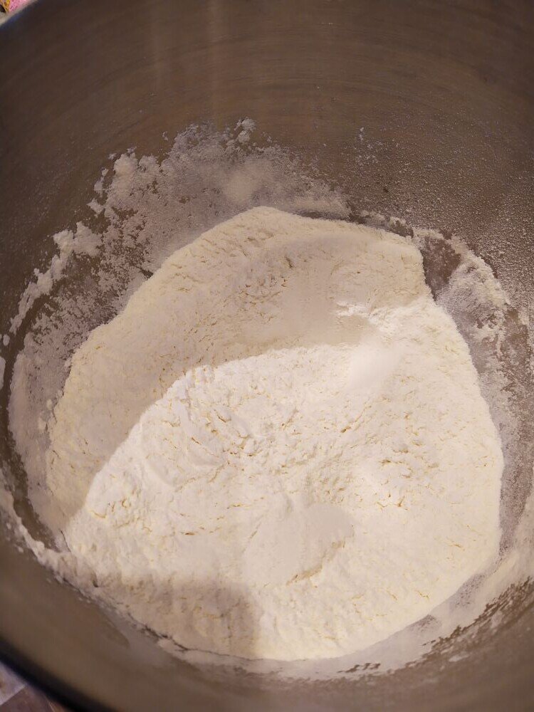 Насыпаем муку.