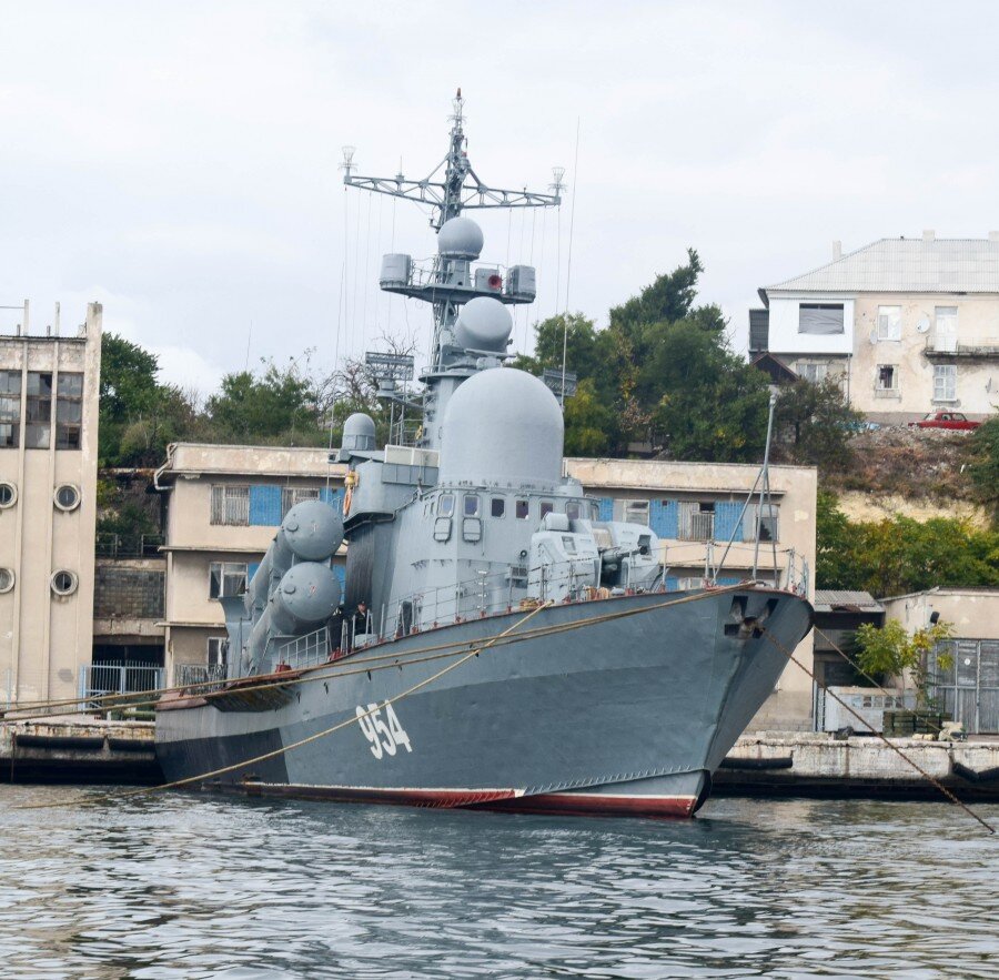 Ракетный катер "Ивановец" 954 в Севастополе