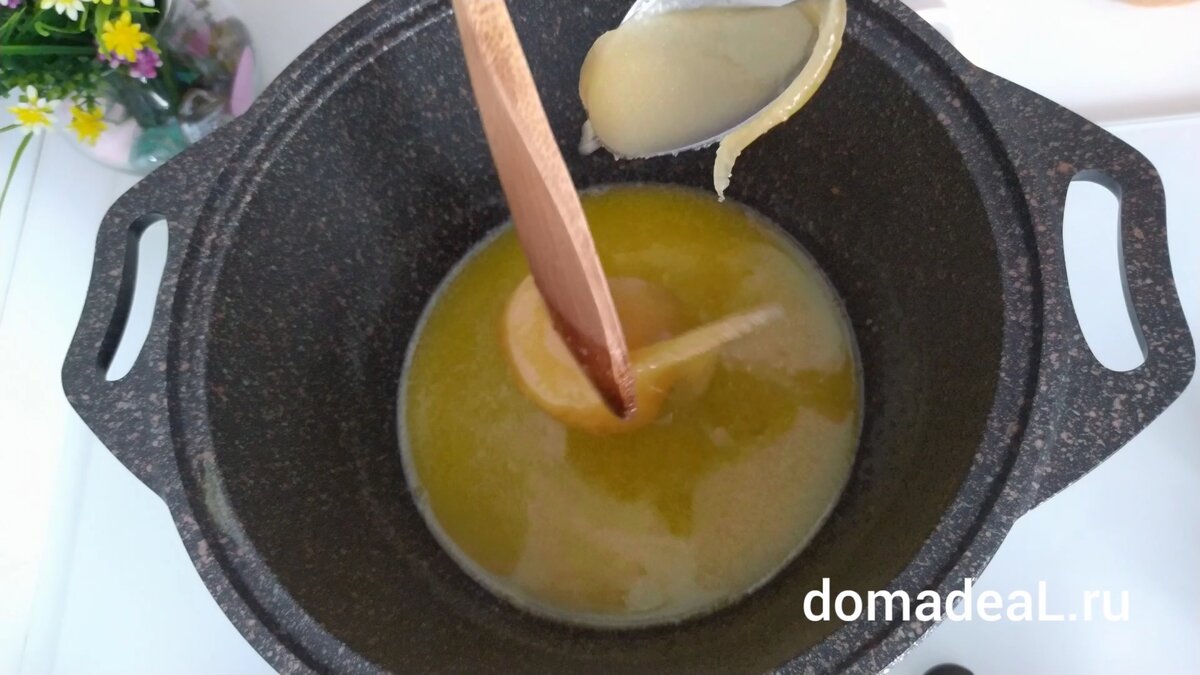 в глубокой посуде смешиваем мед, сахар, сливочное масло