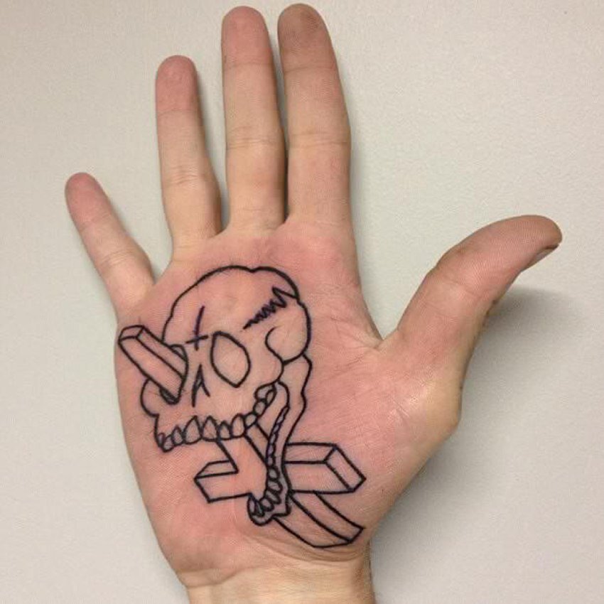 Тату : череп с перевёрнутым крестом 
Стиль : минимализм 
Значение перевёрнутого креста : Перевернутый крест очень популярен в масс-культуре. Он считается бунтарским, этаким новым веянием среди «распущенной» молодежи