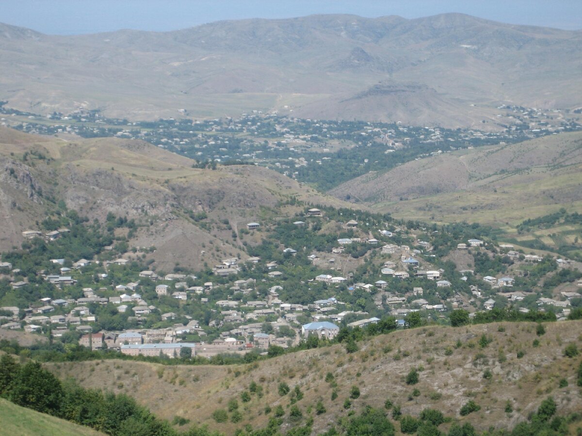 Село Мовсес в Тавушской области Армении  недалеко от места начала боёв. Фото в общественном достоянии.