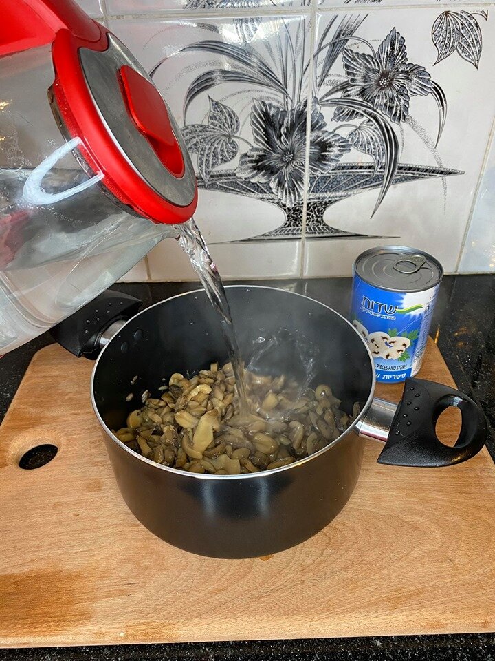 На фото видно пример консервированных грибов 