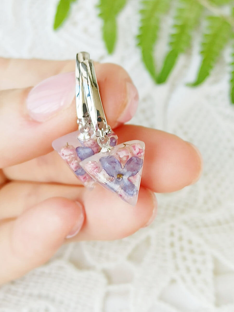 В серьгах волшебно смотрятся вместе цветки сирени и озотамнуса. Согласны? Пишите в комментариях!