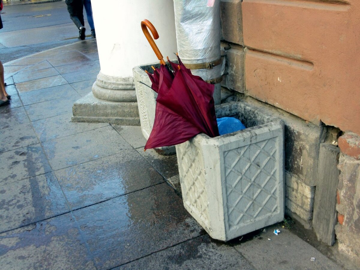 Урн, реально, мало. Будто кто-то уносит их с городских улиц домой. На память. Фото автора