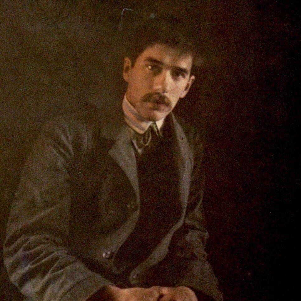 Да, на фото он еще пока не дедушка