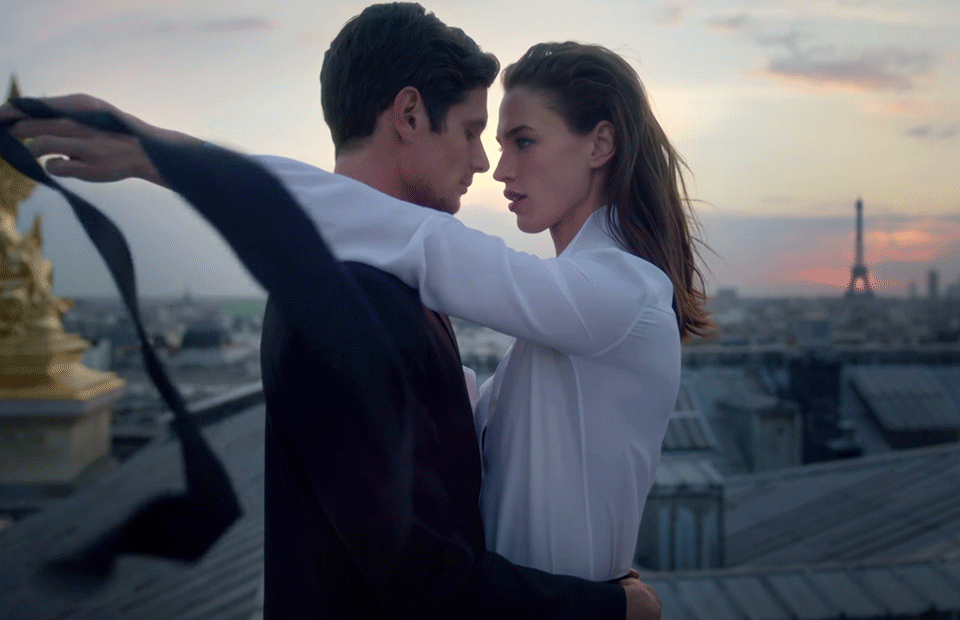 А теперь представь, что ты приходишь на первое свидание и пахнешь очень резко или неприятно его носу. У него ведь сразу может сложиться ложное впечатление на уровне подсознания. И чтобы этого избежать мы расскажем от каких запахов мужчины теряют голову, а каких ароматов все же лучше избегать.