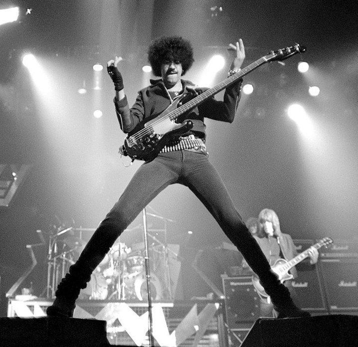 Фил Линот на концерте Thin Lizzy в середине 1970-х годов.