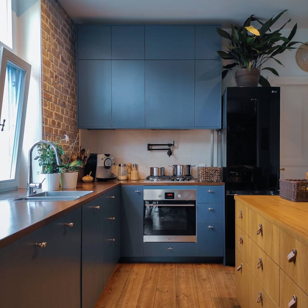 Эффектная кухня в Морском стиле: от ярко-синего гарнитура просто не оторвать взгляд. Фото Было/стало