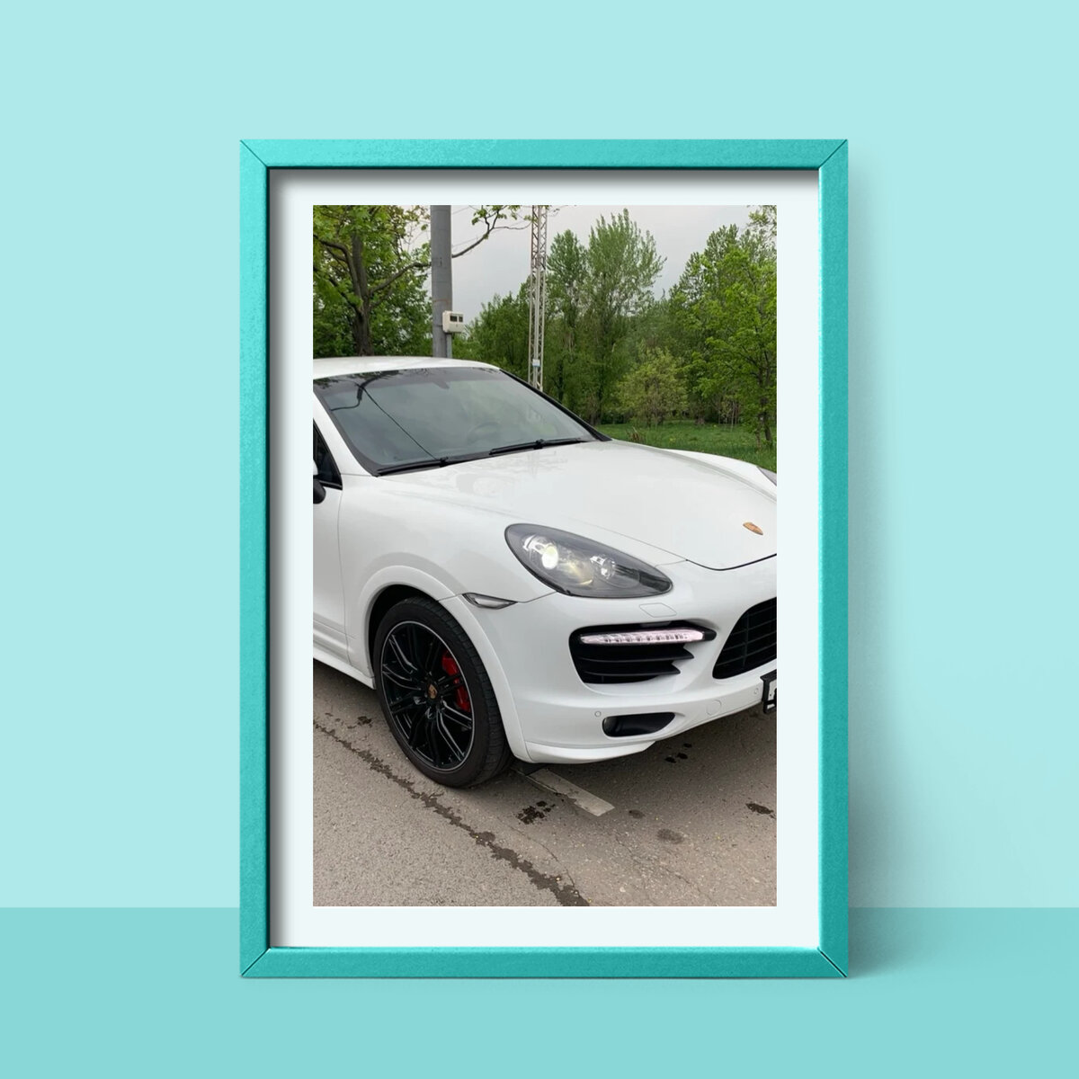 У друга белый порше.