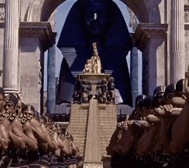Евгений Плющенко в образе царицы Клеопатры (gif файл автора, источник - instagram.com/p/CGaEsnsKy6Y/)