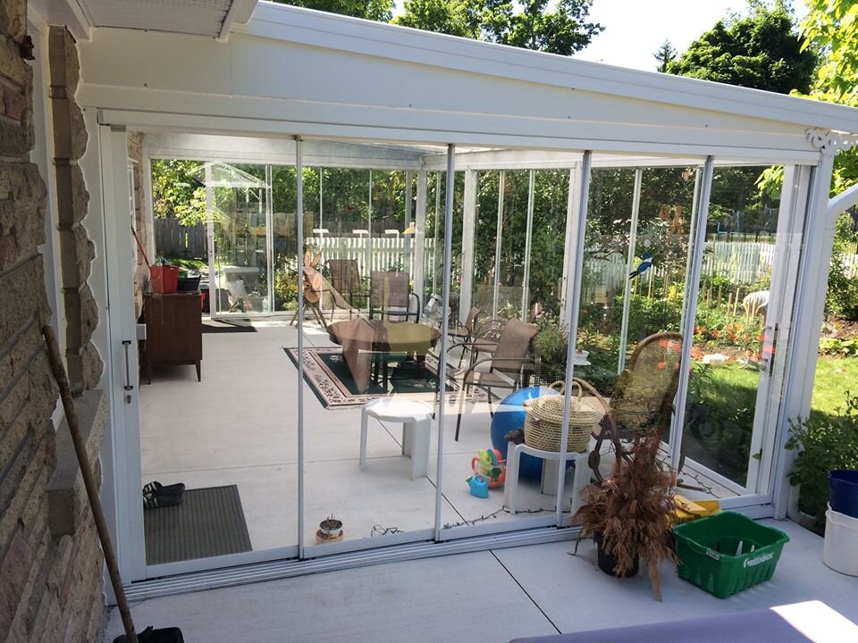 Просторная летняя гостиная или пристройка к дому по-фински 