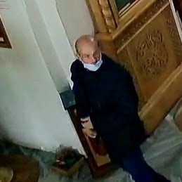 Фото с камеры видеонаблюдения, момент перед кражей. 