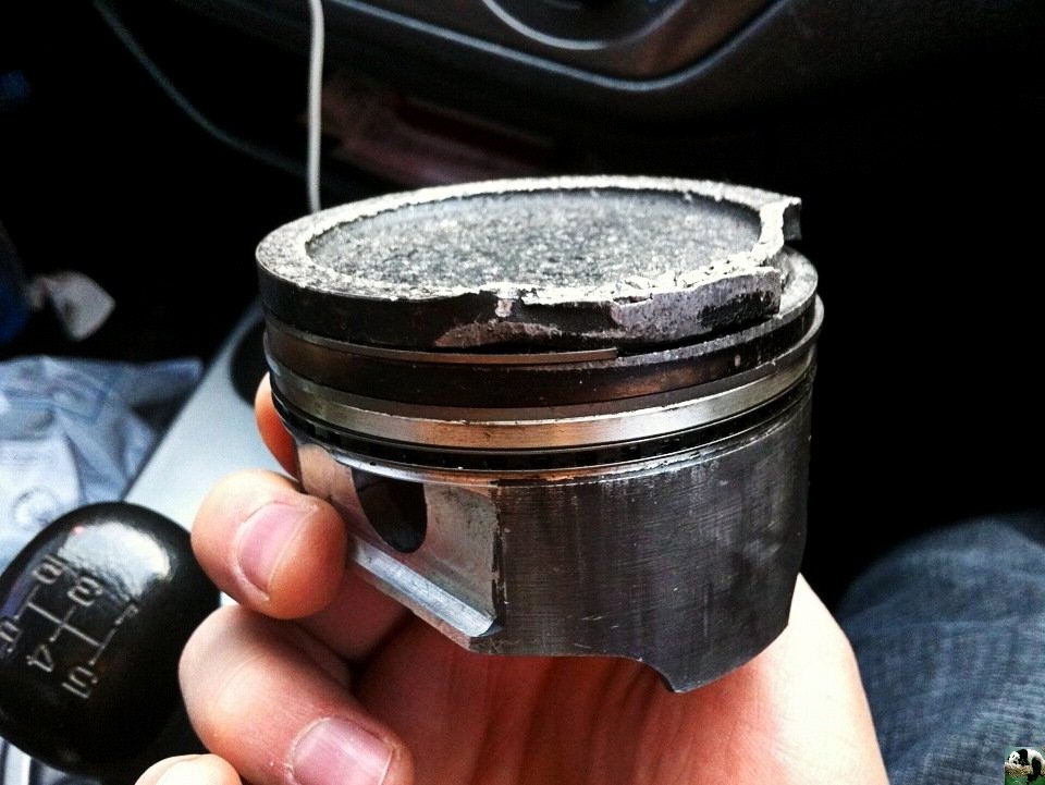 фото поршня с последствиями детонации