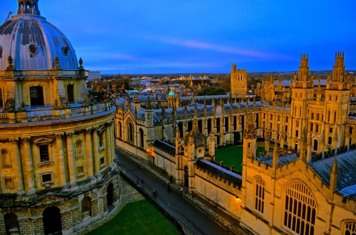 Oxford state university. Оксфордский университет Великобритания. Сити-оф-Оксфорд университет. Оксфорд город в Англии. Сити-оф-Оксфорд достопримечательности.