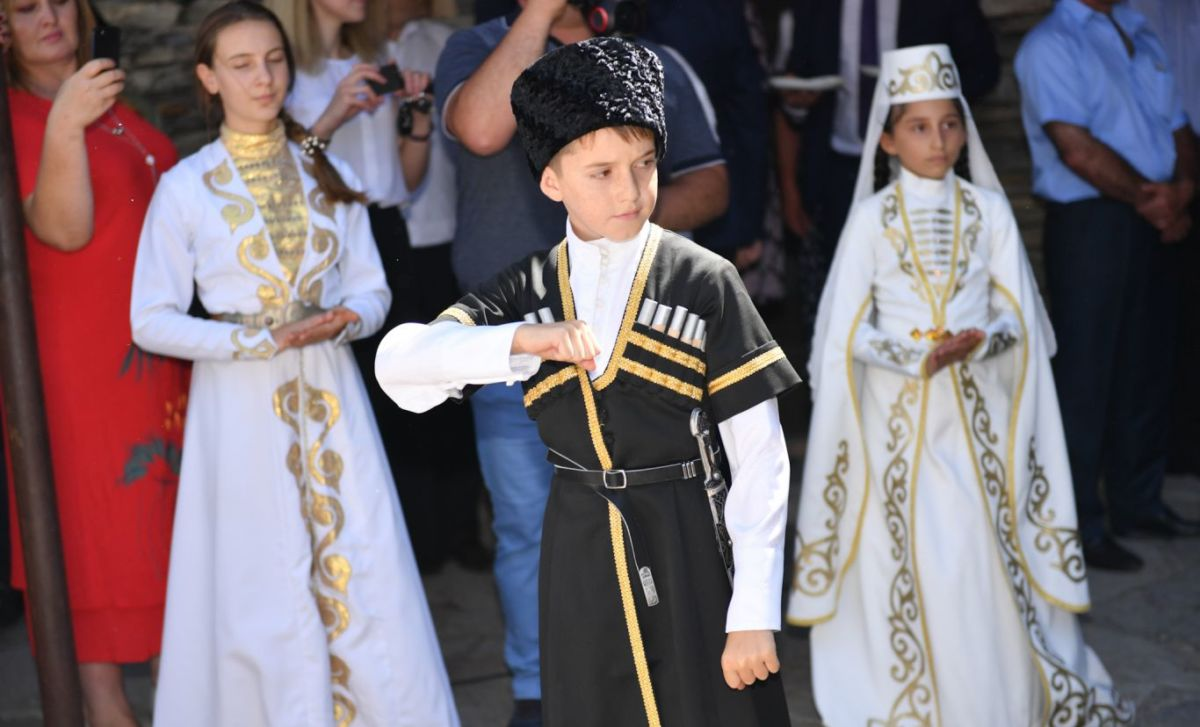 Какое население осетии. Южные осетины. Южная Осетия люди. Южная Осетия национальный костюм. Северная Осетия люди.