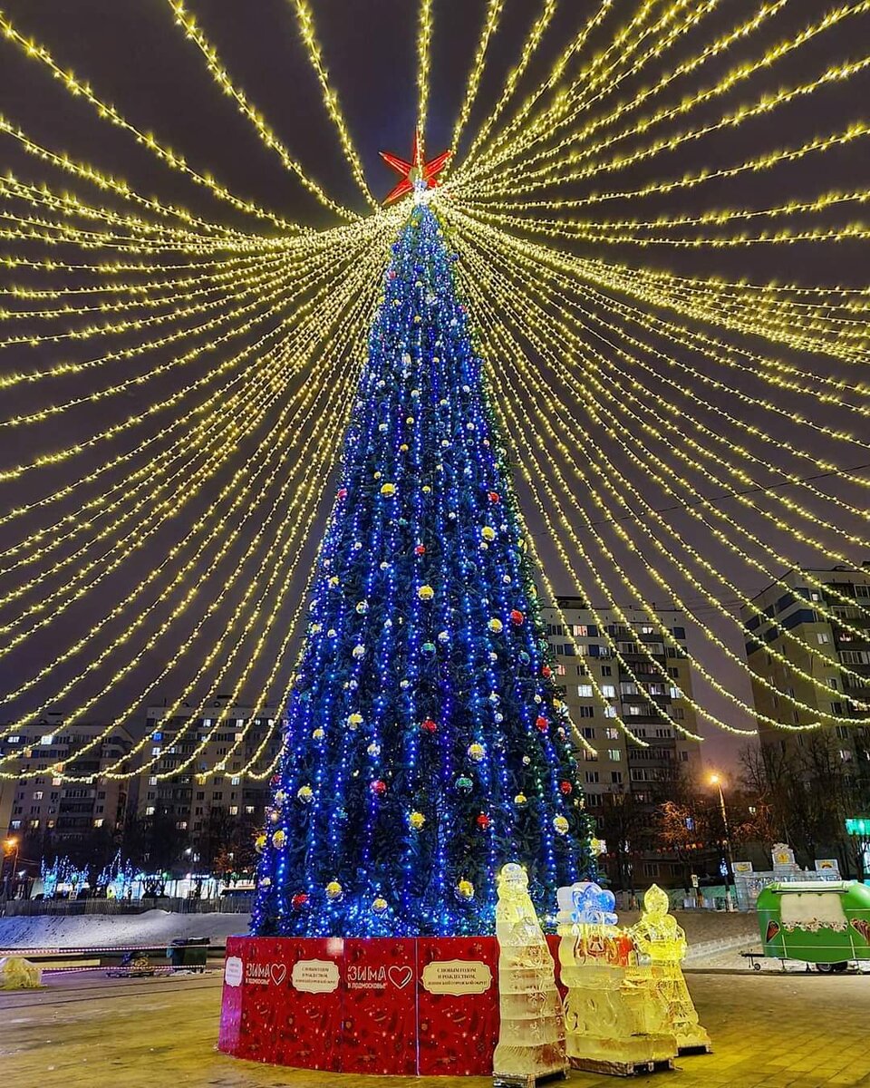 Елка гум белая фонтан 2022. Детская новогодняя елка. Кремлёвская ёлка 2022. Елка на площади революции красноярск. Елка видное.