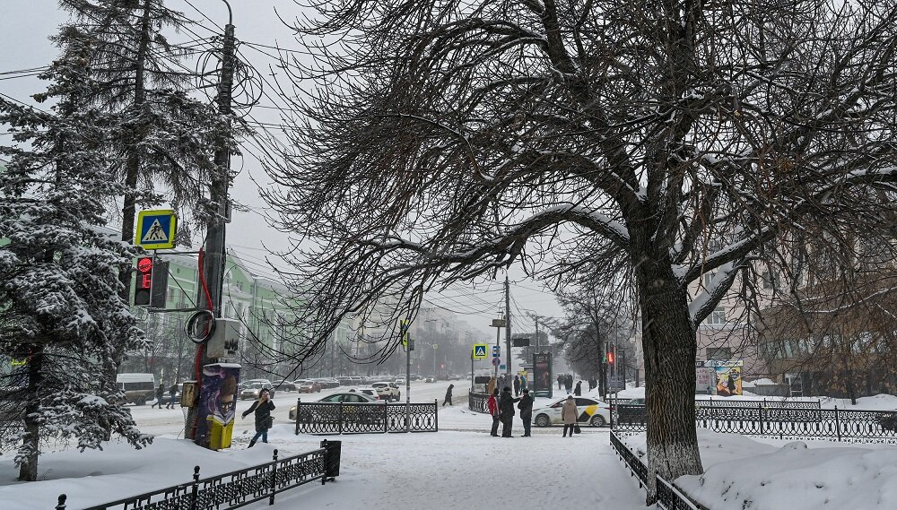 Для создания новогоднего настроения городу не хватает снега. Фото Людмилы Ковалевой ("Южноуральская панорама")