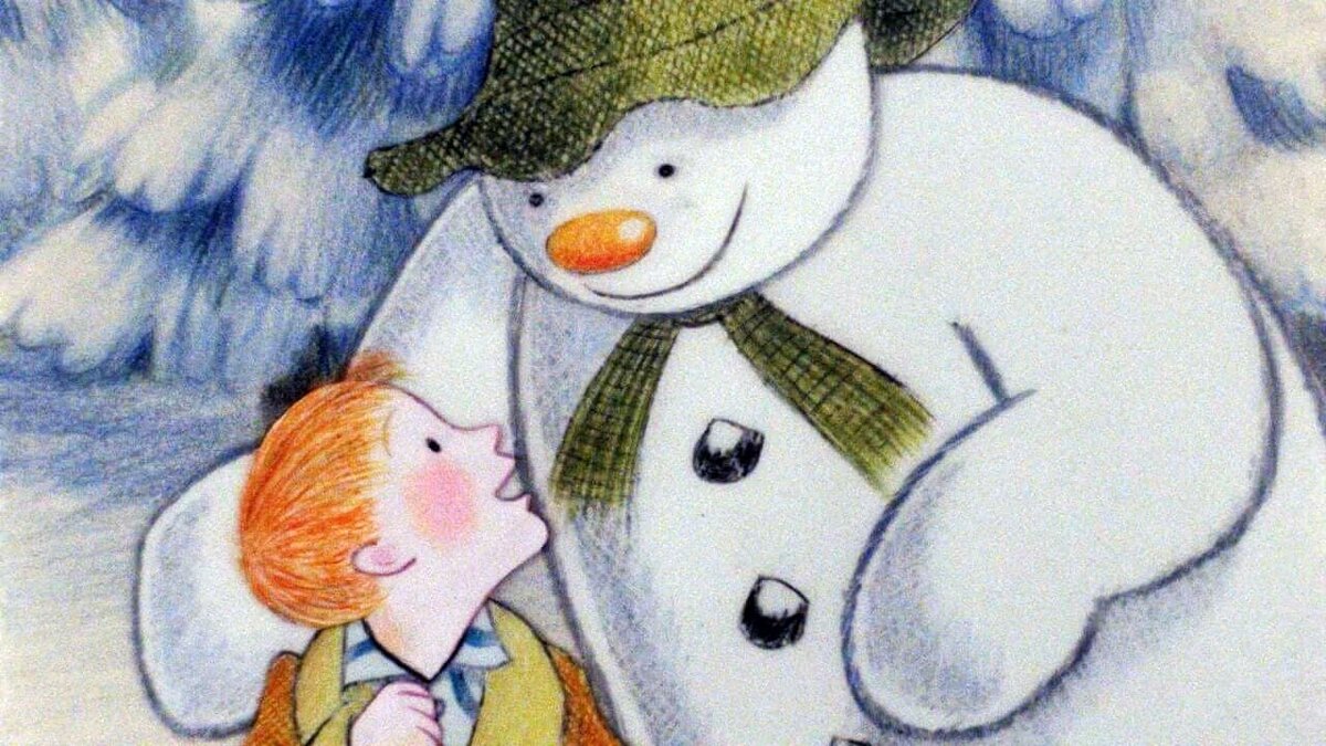 Однажды зимой в канун Рождества один мальчик лепит во дворе из снега снеговика. Он надевает на него старую шляпу и шарф.