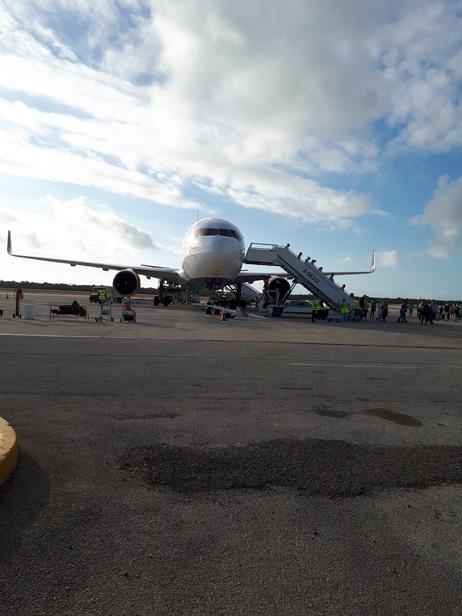 В самолете необходимо находится в маске,но не все авиакомпании строго придерживаются этих правил.