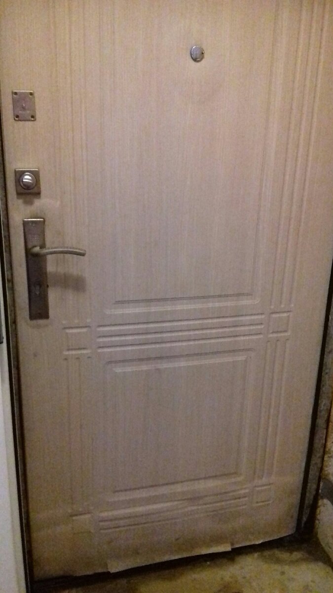 дверь в доме разбухла от конденсата, надо ставить вторую