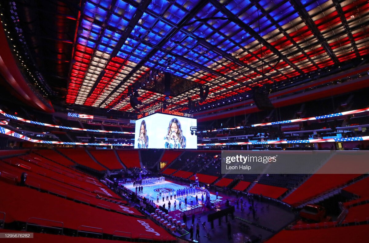 Арена во время национального гимна