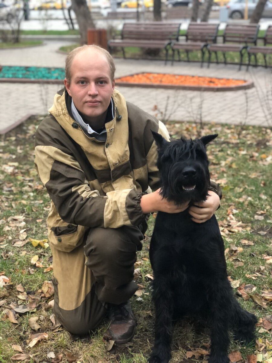 Григорий со своей собакой. Фото для публикации любезно предоставлено Г.Караваевым