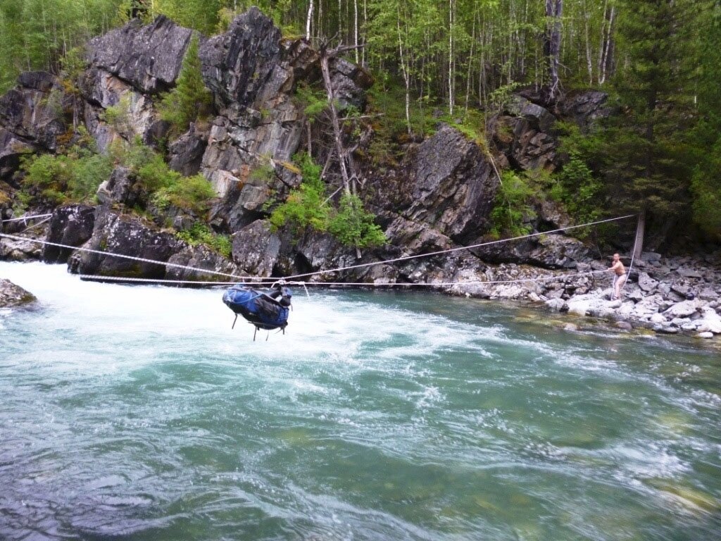 брод горной реки. переправа через реку. пеший туризм через реку. переправа через водные приград. переправа реки вброд.