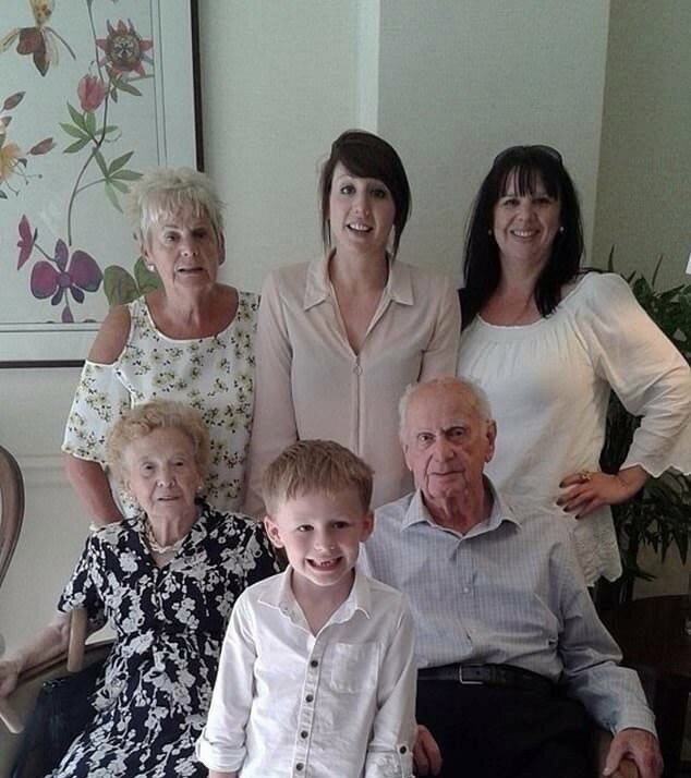 Дочка, внучка, правнучка и праправнук супругов.