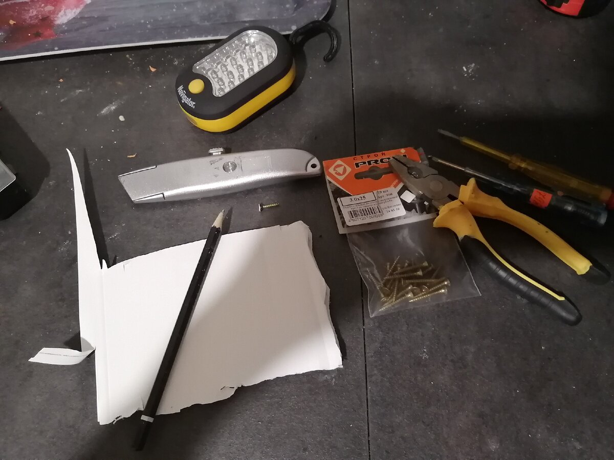 Инструменты и материалы для работы: саморезы 3*2,5, панель ПВХ, отвертка и нож для линолеума 