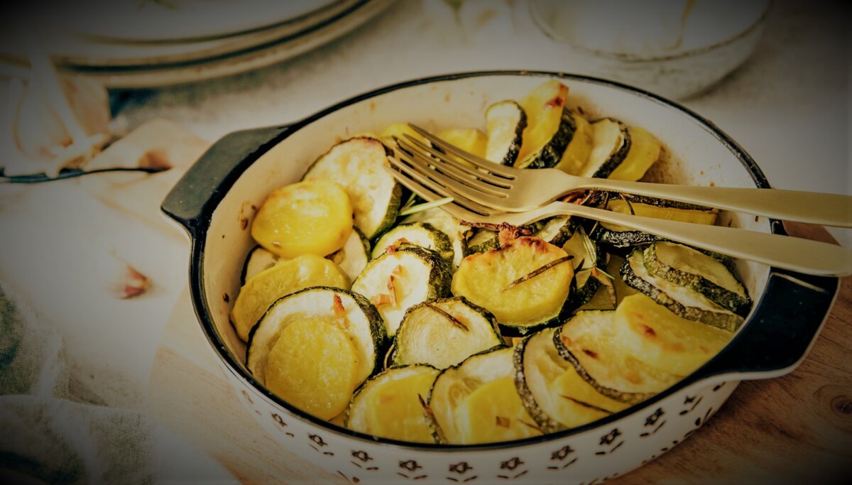 Чесночный картофель с кабачками