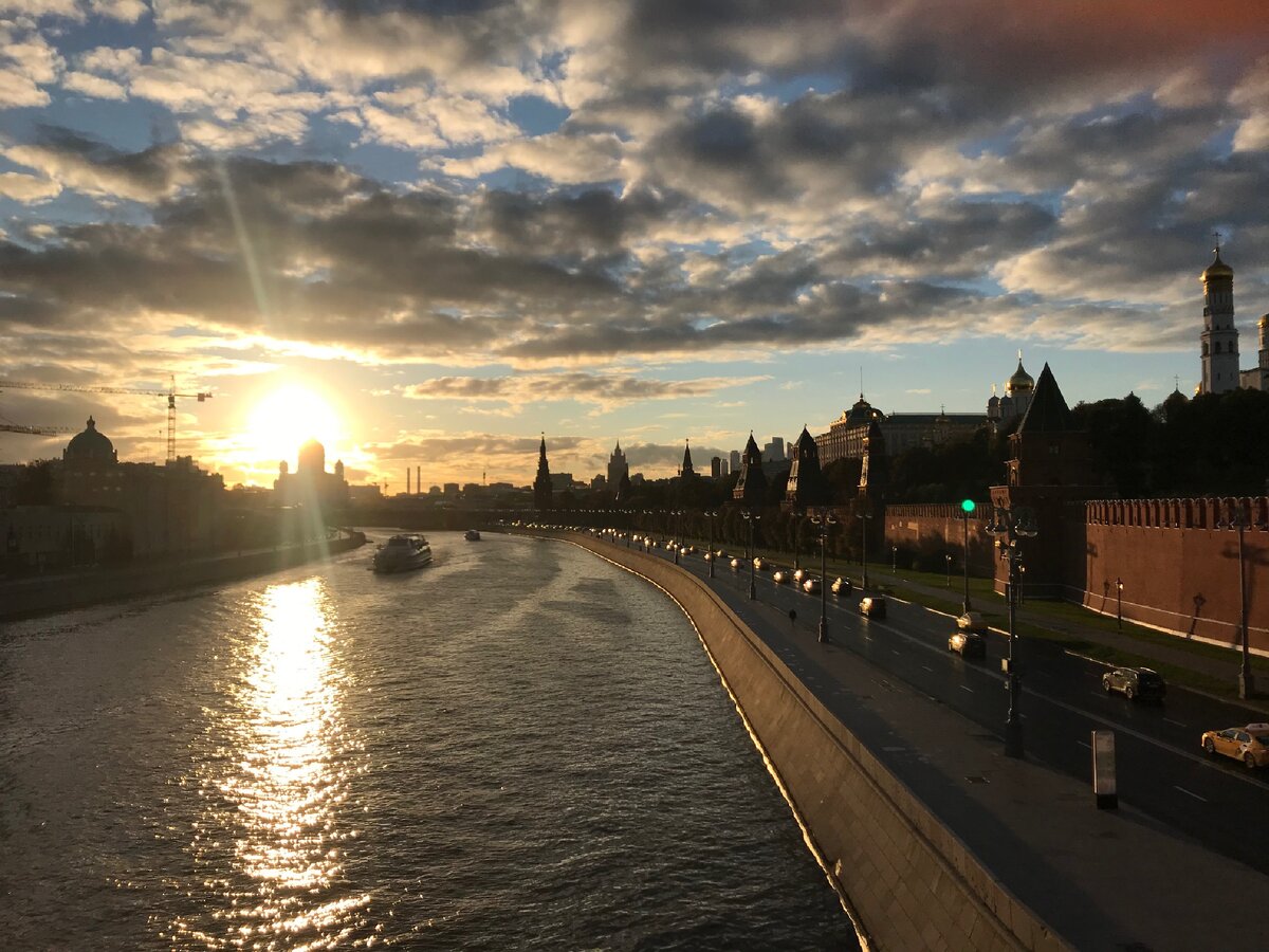 Вид на Москву реку, Кремлевскую стену и Храм Христа Спасителя с Большого Московского моста