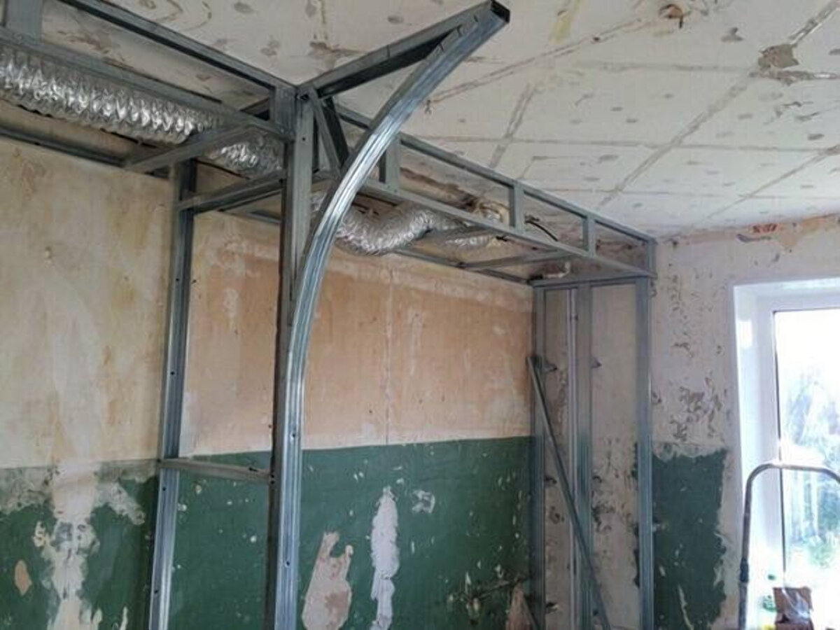 Под потолком необходимо проложить вентиляционную трубу от вентшахты к вытяжке над плитой, для этого соорудили короб