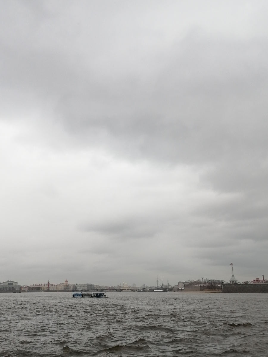 Фотография сделана как раз с такого теплохода. Правда, нам не повезло с погодой, но впечатления все равно красочные😉
