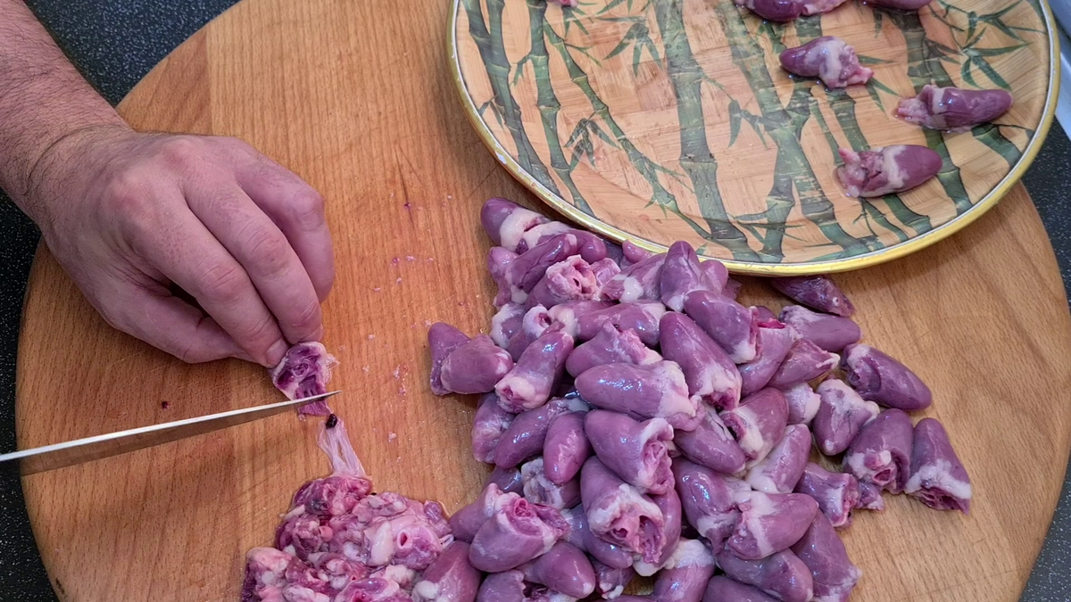 Вкусно замариновать сердечки. Куриные сердечки. порезанные куриные сердечки. куриные сердечки в разрезе. как приготовить куриные сердечки.