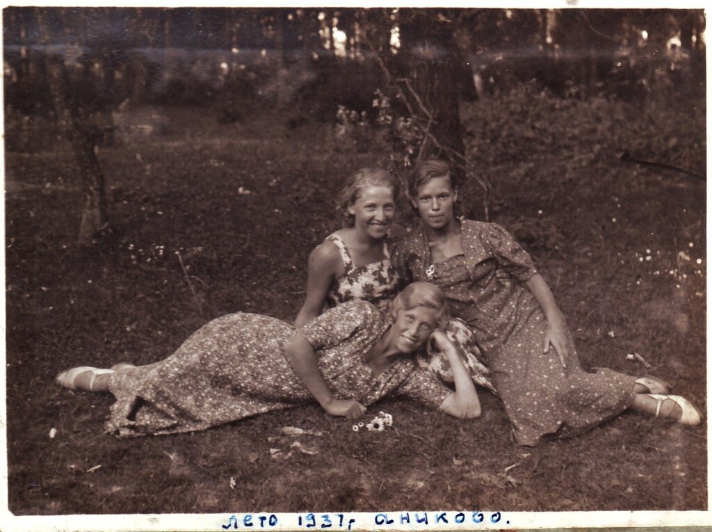 Подружки на прогулке в подмосковном лесу. Неизвестный автор, 1 июля 1937 - 1 сентября 1937 года, Московская обл., Одинцовский р-н, дер. Аниково, из архива Сергея Медведева.
