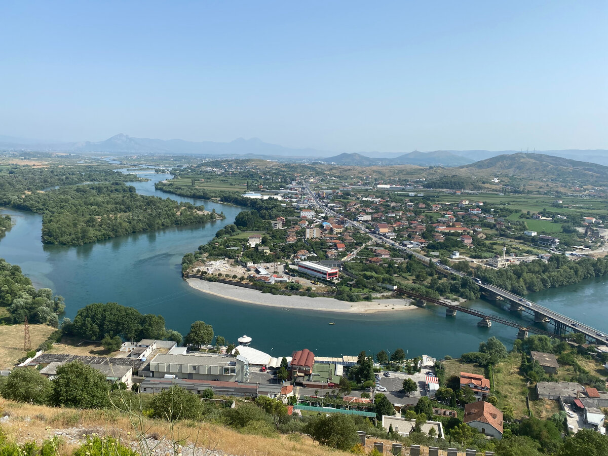 вид на город со стены Крепости Rozafa