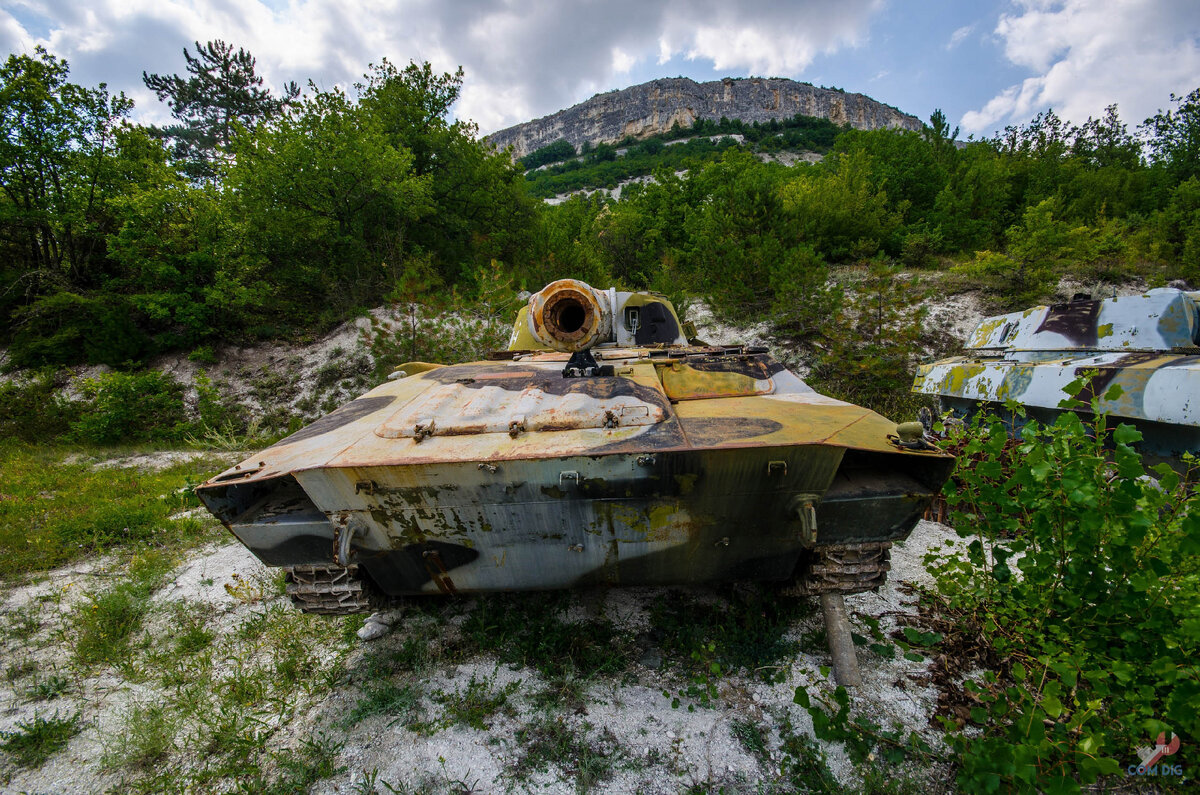 Стоянка старой военной техники. 