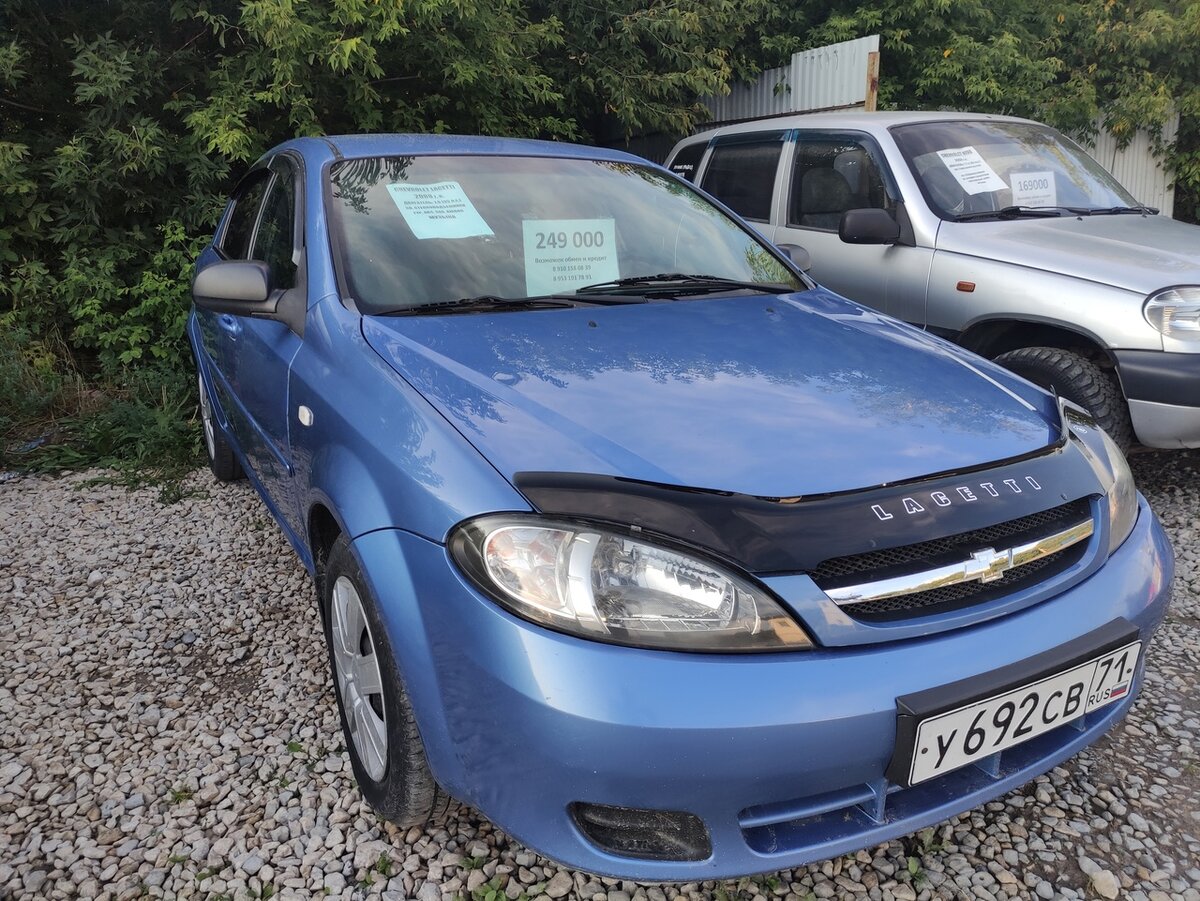 Лачетти не слишком дорога, всего каких-то 249 тысяч, но скорее всего с замененной "мордой" после ДТП, слишком сильное отличие цвета переда от остального кузова