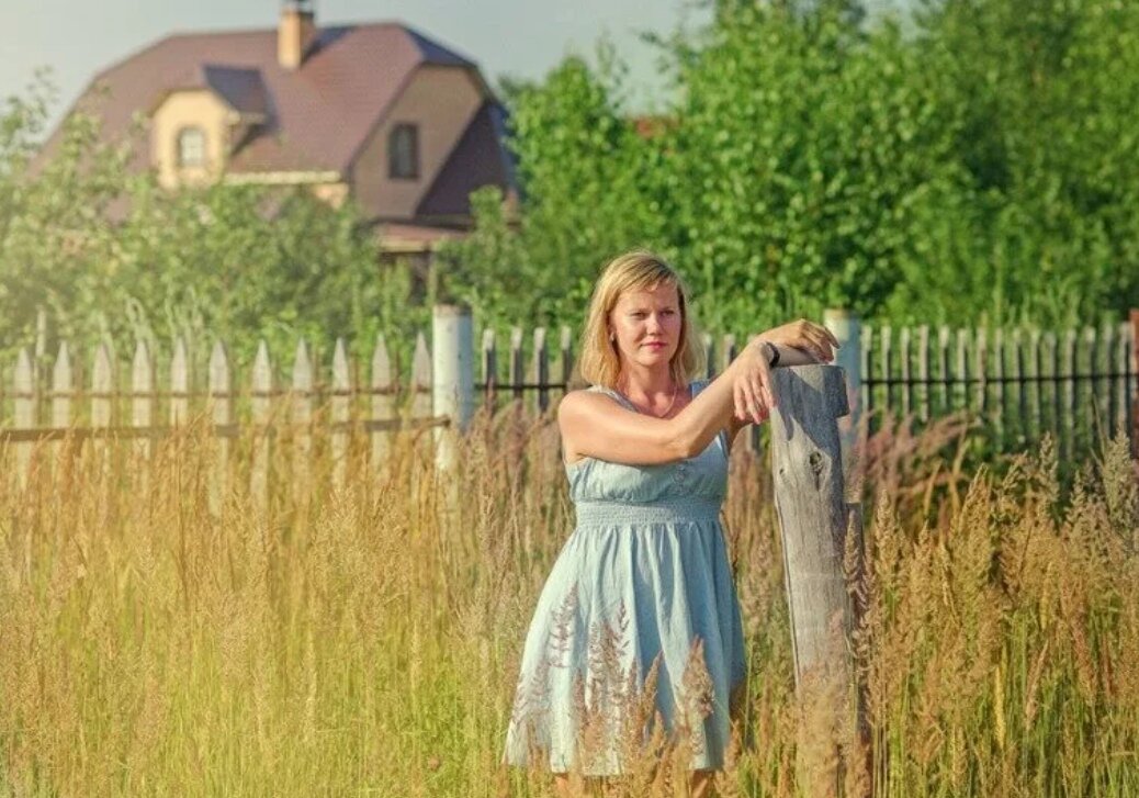 Русские бабы берут. Сельские девушки. Девочка в деревне. Девушки в деревне. Красивые женщины в деревне.