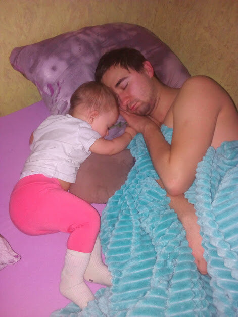 спят мои две любимые сони, муж и дочь